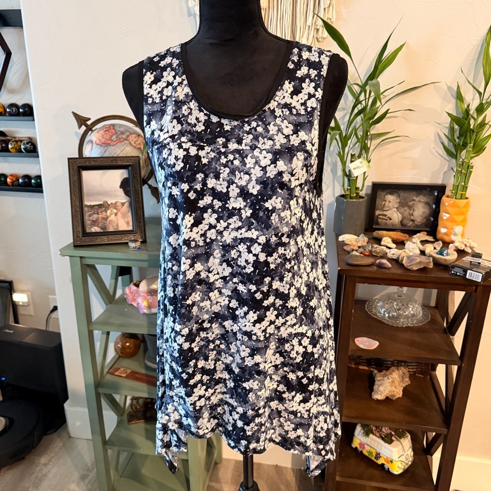Simply Vera Vera Wang Navy and White Floral Top